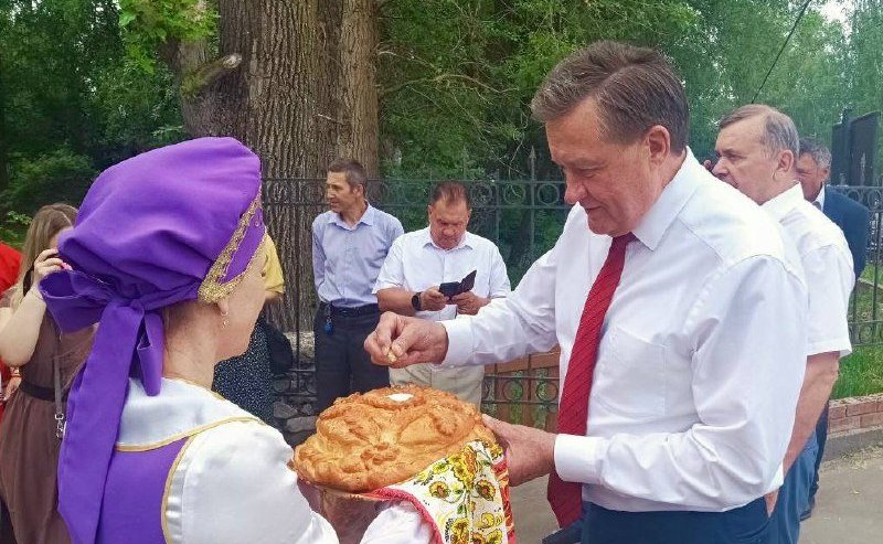 Сергей Рябухин в ходе поездки в регион принял участие в 57-м Всероссийском Пушкинском празднике поэзии в с. Языково Карсунского района