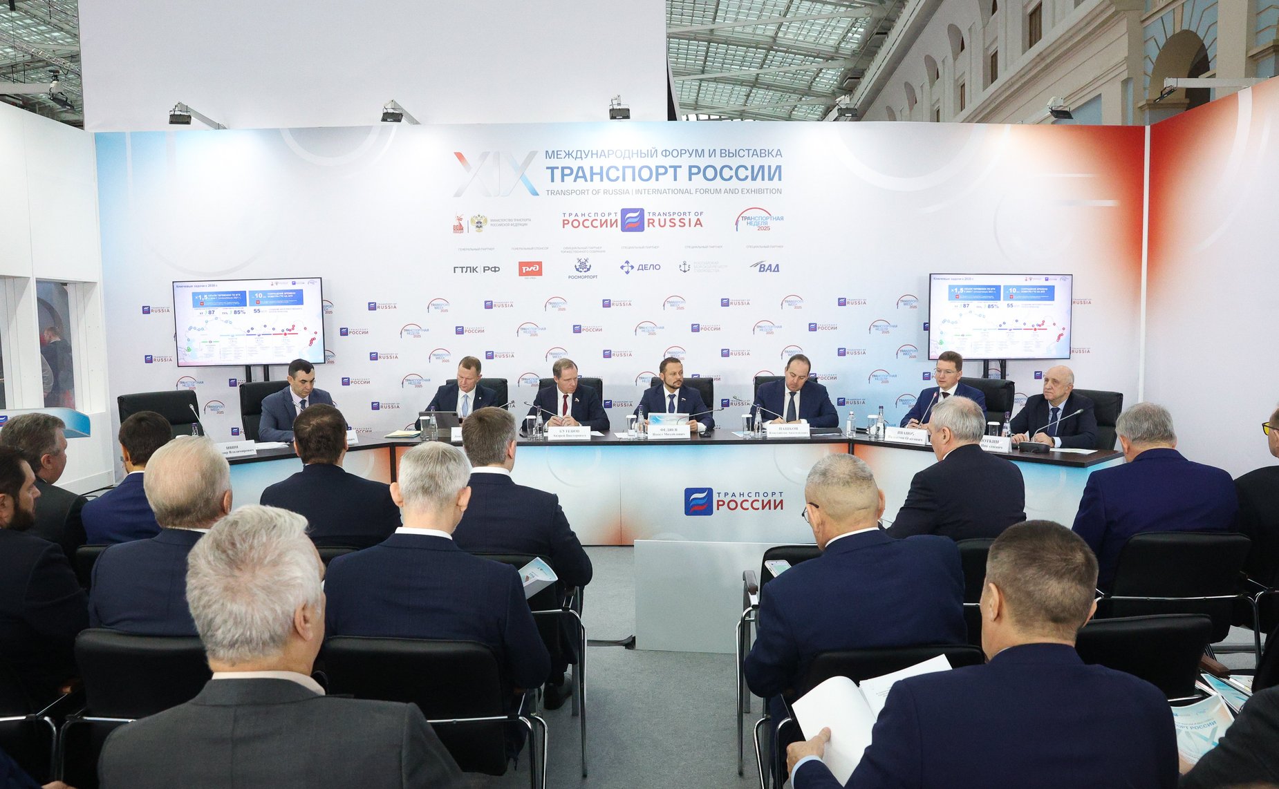 Совместное заседание Комитета Совета Федерации по экономической политике и Комитета Государственной Думы по транспорту в рамках Транспортной недели – 2025 «О совместных подходах к развитию пунктов пропуска через Государственную границу РФ»