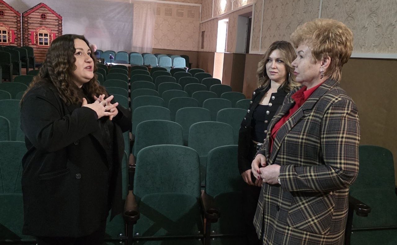 Ольга Бас в ходе поездки в регион посетила Меловской центральный дом культуры и Беловодскую детскую школу искусств