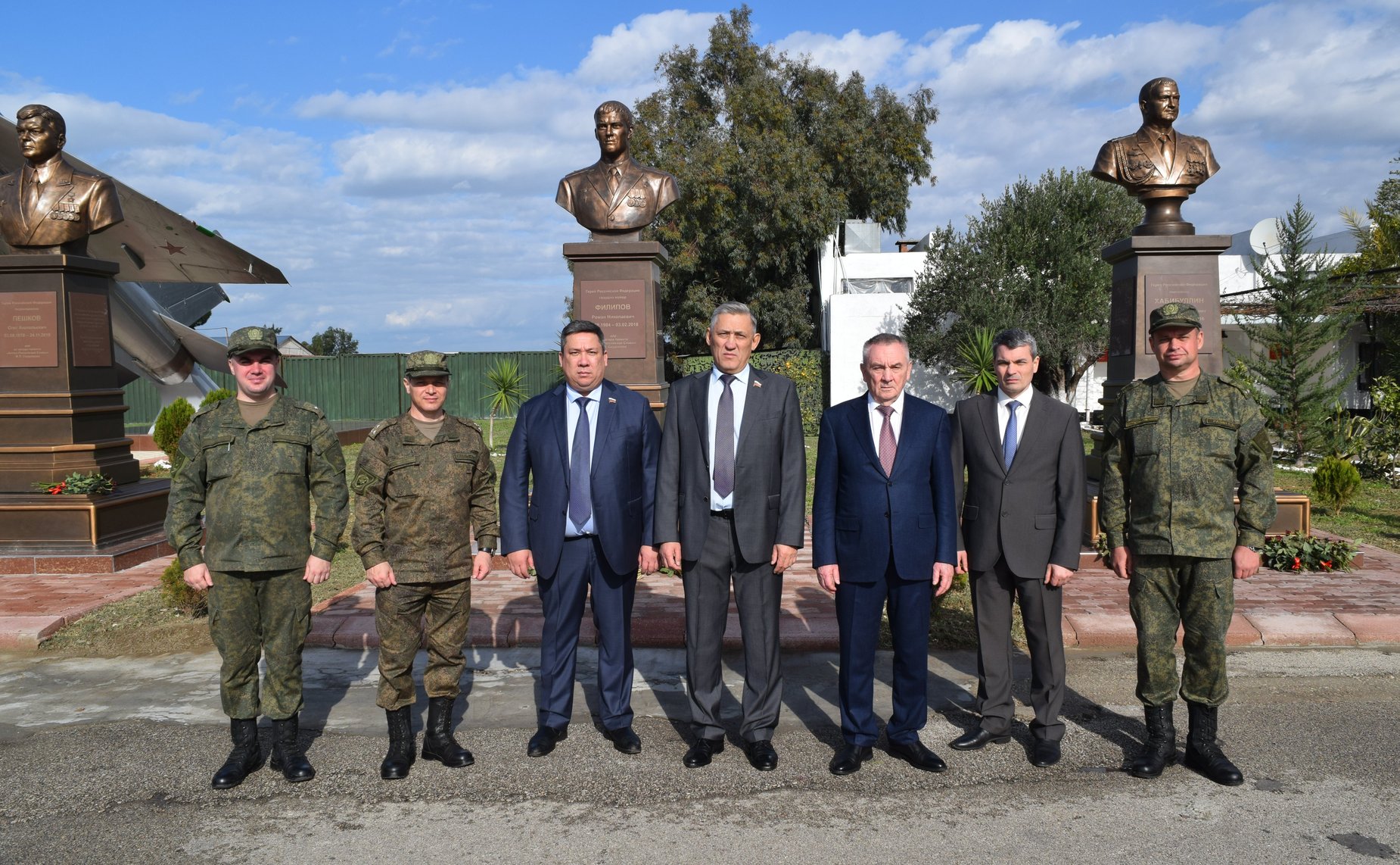 Группа сенаторов РФ под руководством заместителя председателя Комитета СФ по обороне и безопасности Юрия Валяева в рамках межпарламентского сотрудничества и в преддверии Нового года посетила базы российских военнослужащих в Сирии