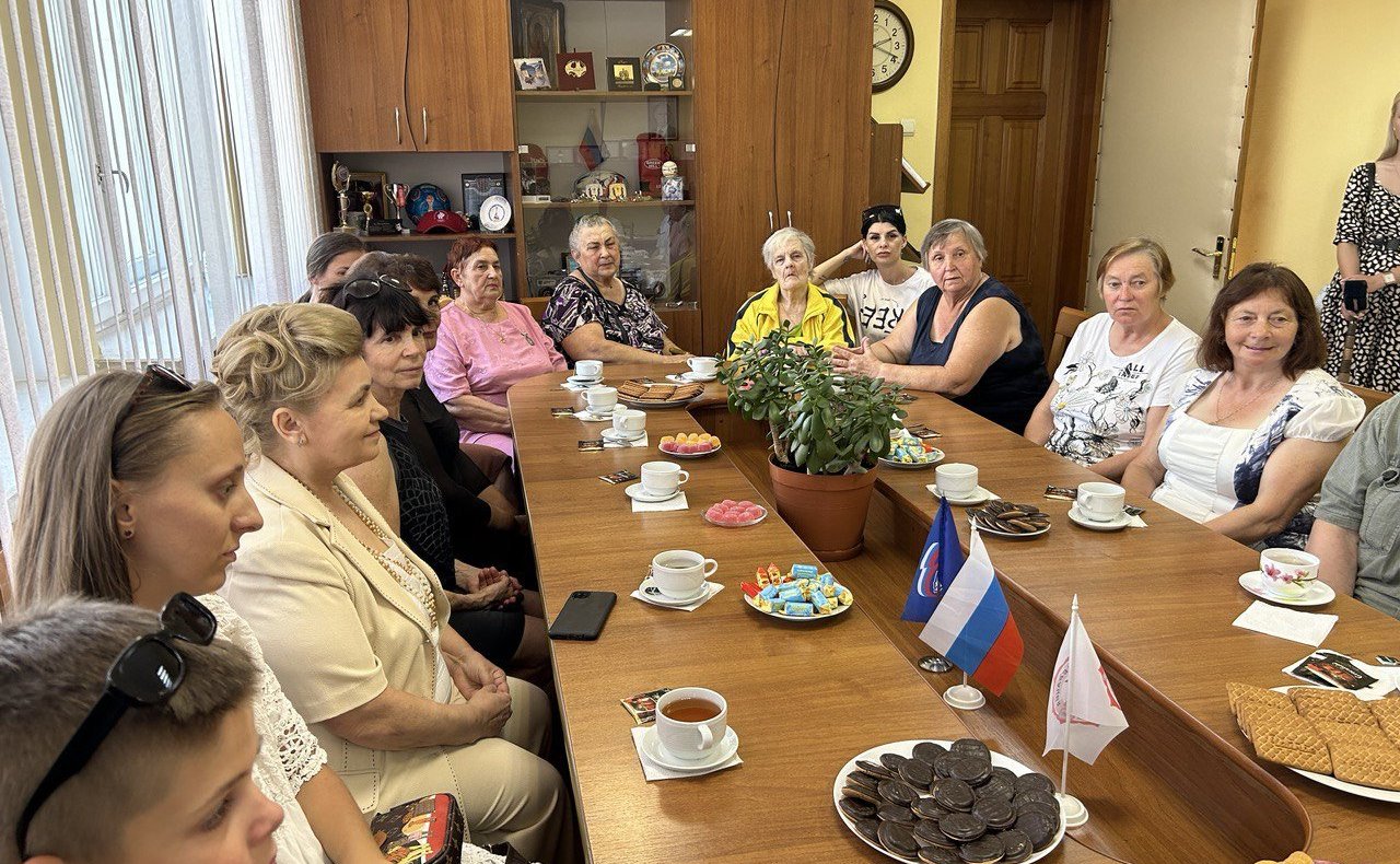 Екатерина Алтабаева совместно с главой Гагаринского района Алексеем Ярусовым провела встречу с многодетными матерями Севастополя, удостоенными знаков отличия