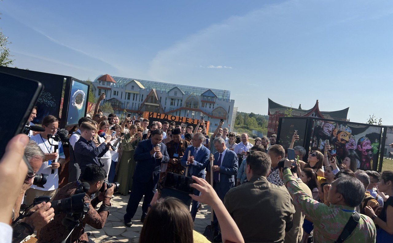 Анатолий Артамонов в парке-музее «ЭТНОМИР» принял участие в торжественной церемонии закладки капсулы в основание будущего этнодвора «Индонезия»