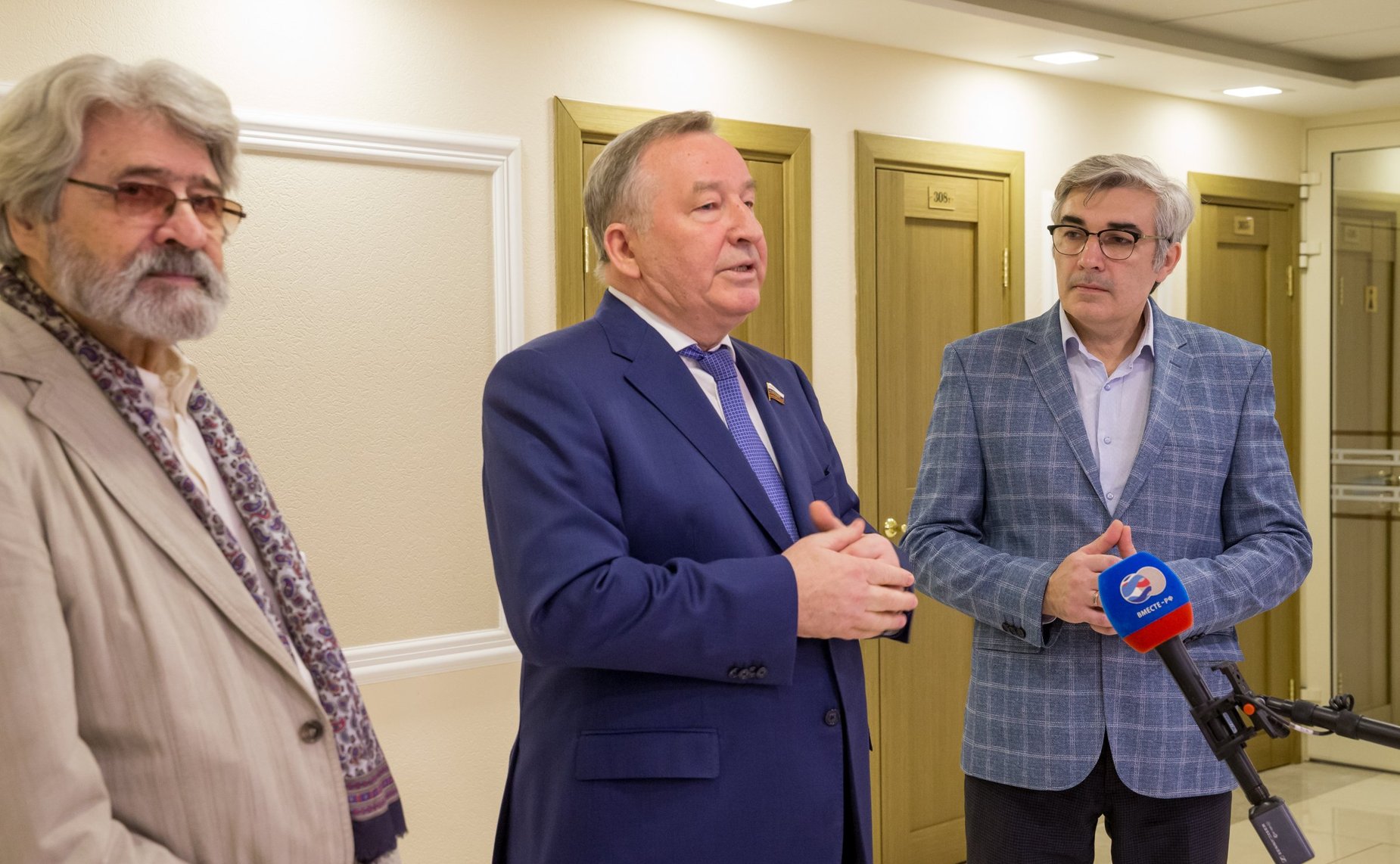 Открытие в Совете Федерации выставки скульптуры и графики Олега Закоморного