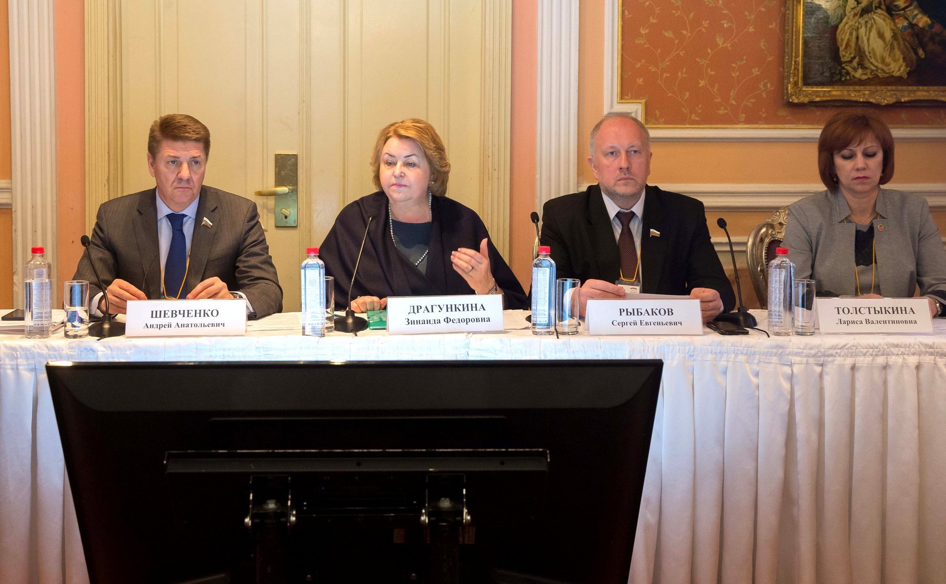 З. Драгункина ведет заседание секции №2 «Этнокультурное взаимодействие и сотрудничество в гуманитарной сфере»