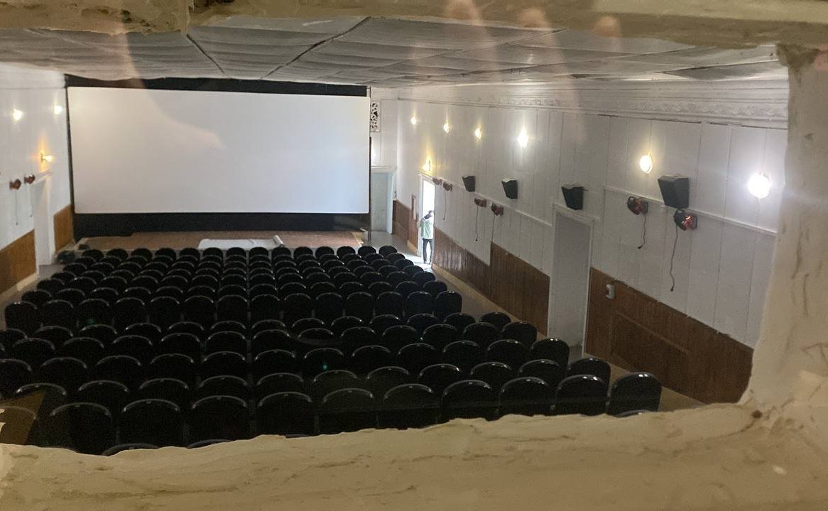 Игорь Кастюкевич посетил кинотеатр Скадовска, в котором сейчас завершаются ремонтные работы