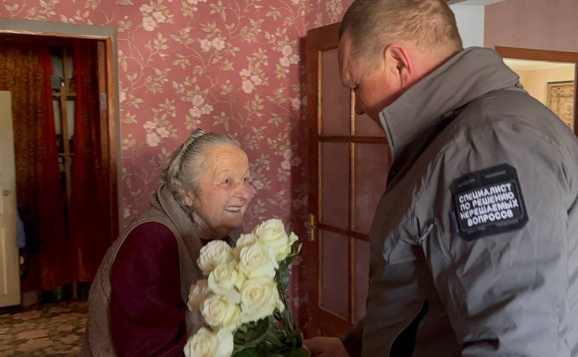 Игорь Кастюкевич навестил в Чаплынке Херсонской области Антонину Петровну Романович, которая обратилась к нему с просьбой встретить 9 мая на Красной площади