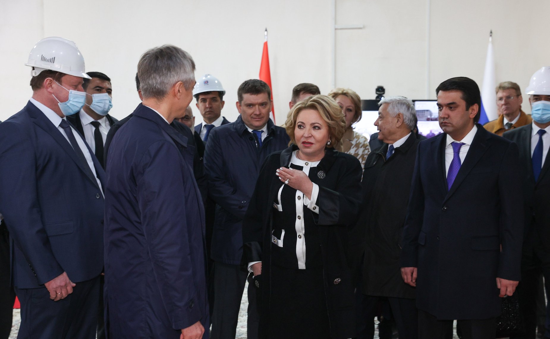 Осмотр строительства нового образовательного учреждения, в котором будет осуществляться обучение и на русском языке