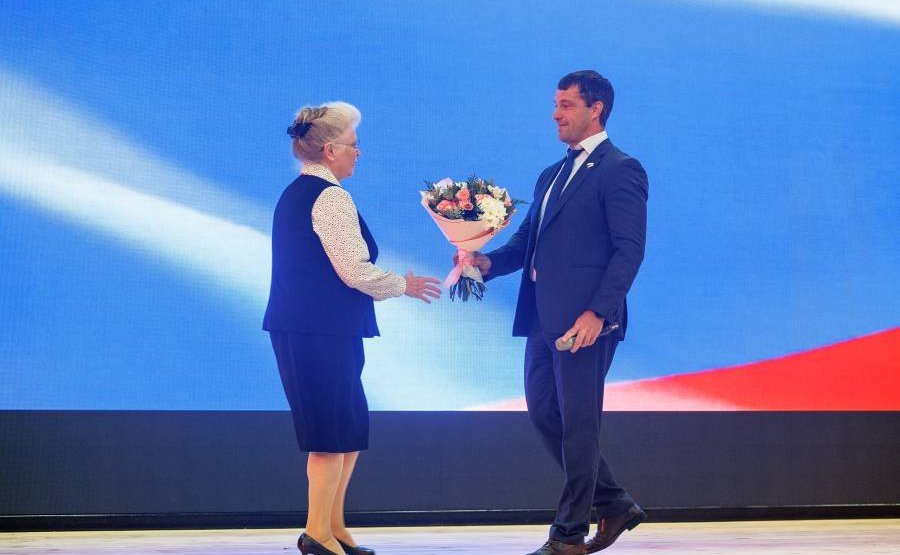 Эдуард Исаков принял участие в торжественной линейке в гимназии №40 города Екатеринбурга