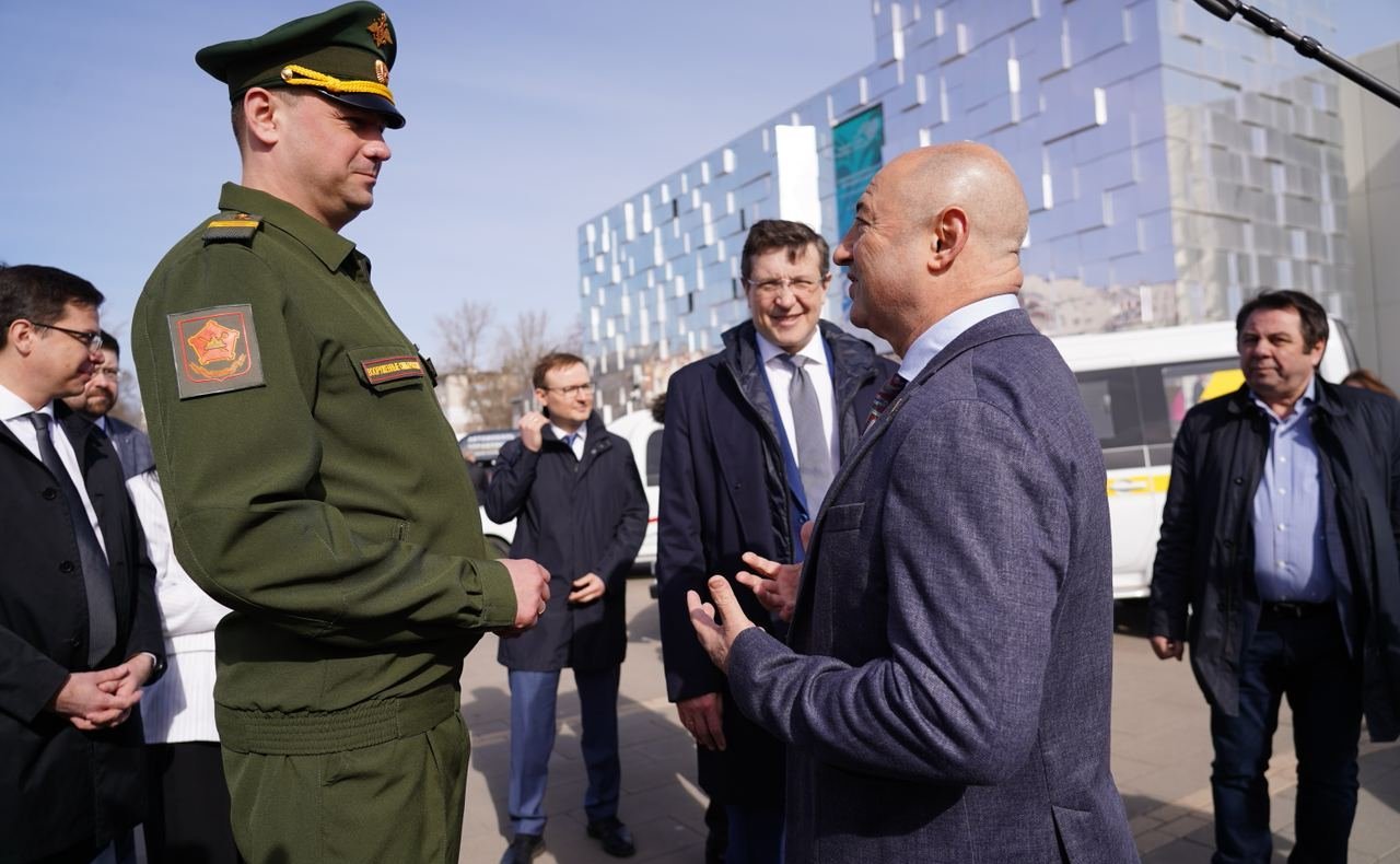 Александр Вайнберг передал автомобиль ветерану специальной военной операции