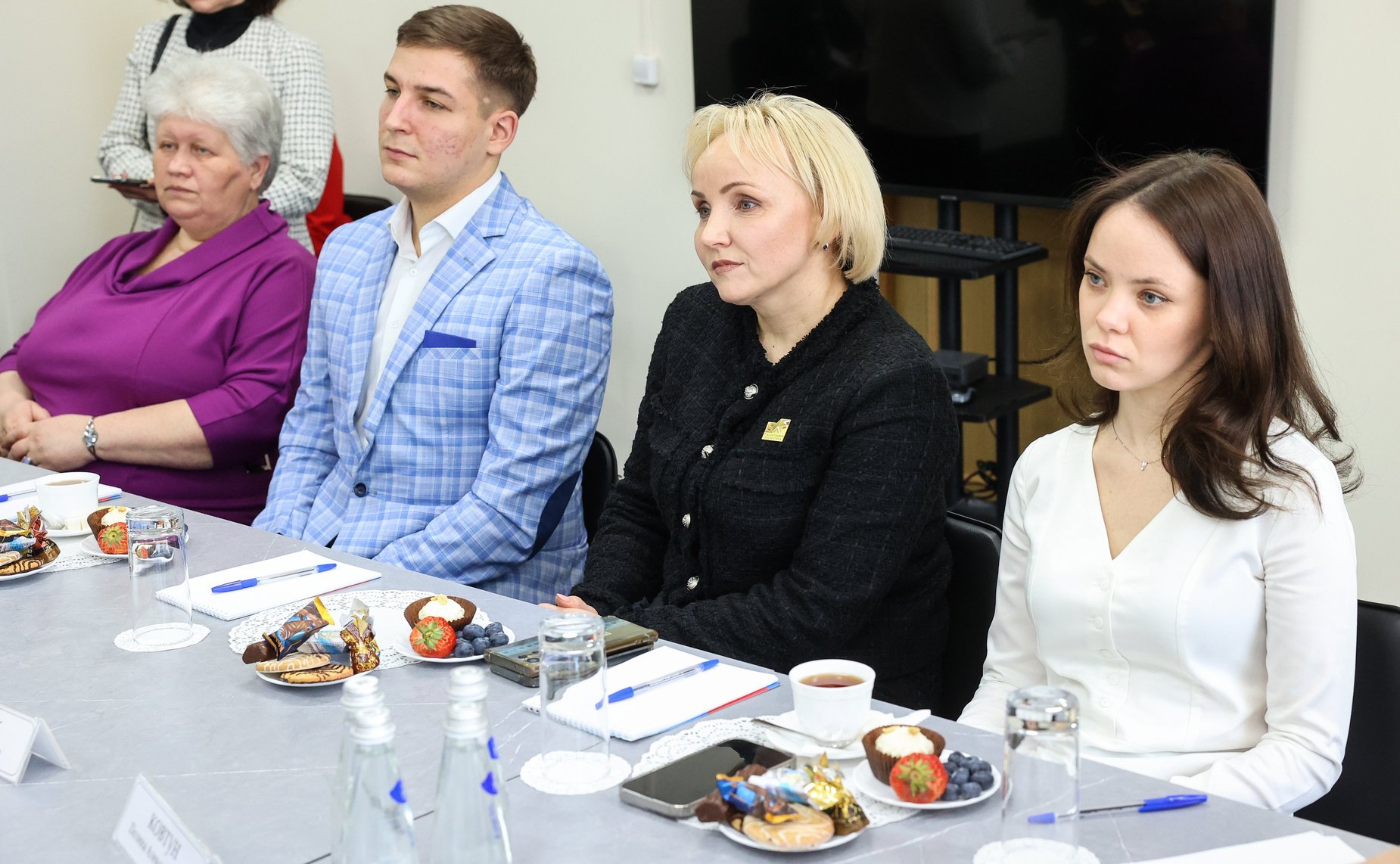 В Биробиджане Андрей Турчак вместе с руководителем управления по работе с регионами фонда «Защитники Отечества», матерью Героя России Марией Костюк встретились с участниками спецоперации