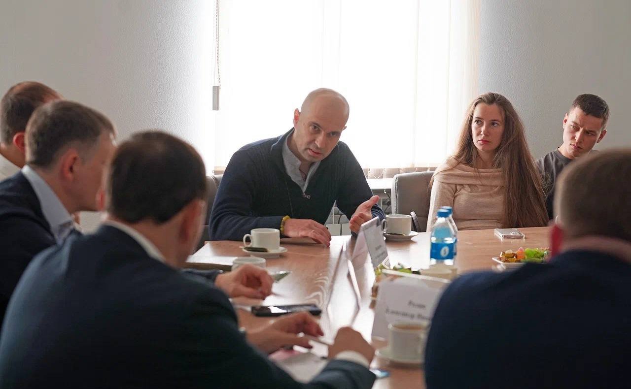 Александр Ролик провел встречу с участниками специальной военной операции и членами их семей в Приморском филиале фонда «Защитники Отечества»