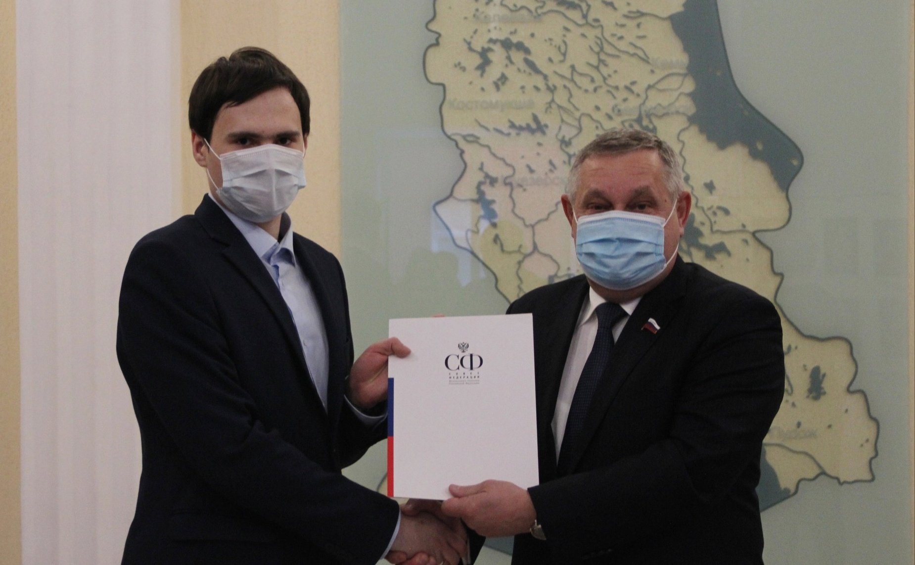 Александр Ракитин провел рабочую встречу в министерстве национальной политики и вручил от имени Комитета СФ по обороне и безопасности благодарственные письма ряду сотрудников министерства