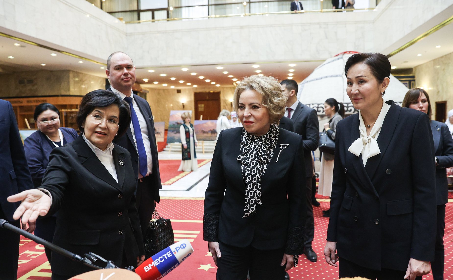 Председатель СФ Валентина Матвиенко осмотрела выставку, посвященную культурным традициям Кыргызстана