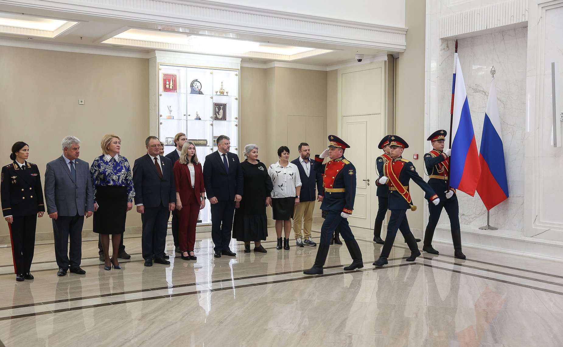 Торжественная церемония вручения паспортов граждан РФ 14-летним жителям Луганской Народной Республики и Херсонской области