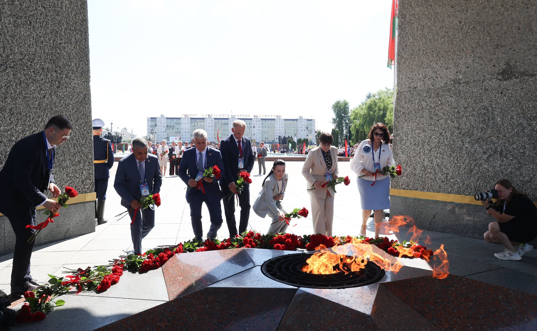 Торжественная церемония возложения цветов членами официальных делегаций Совета Республики и Совета Федерации к Вечному огню у монумента «Три штыка»