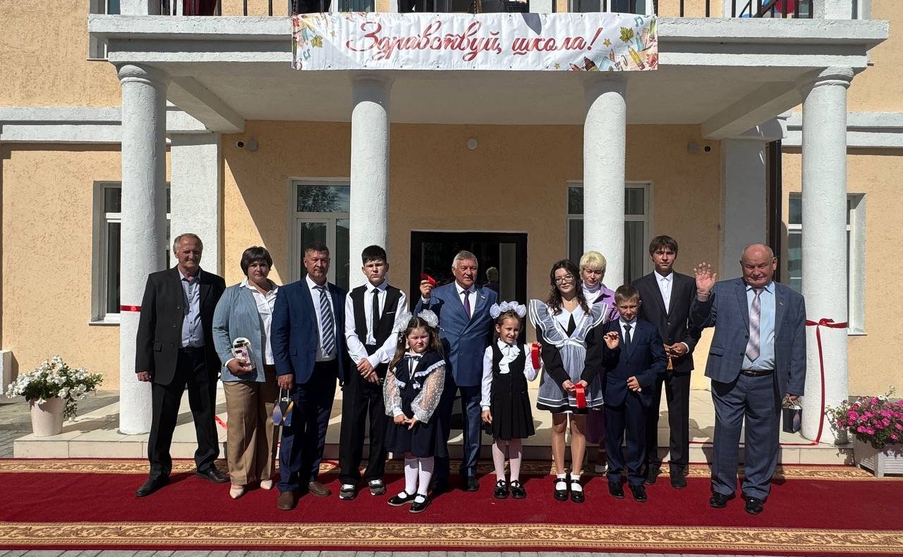 Сергей Михайлов поздравил с Днем знаний педагогов и учеников школы №63 поселка Чернышевск