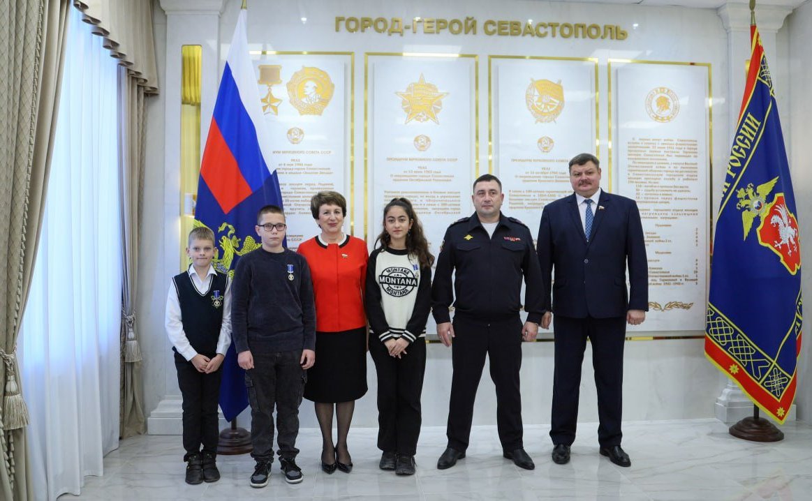 Екатерина Алтабаева и Сергей Колбин вручили медали Совета Федерации детям-героям, проявившим личное мужество в экстремальной ситуации