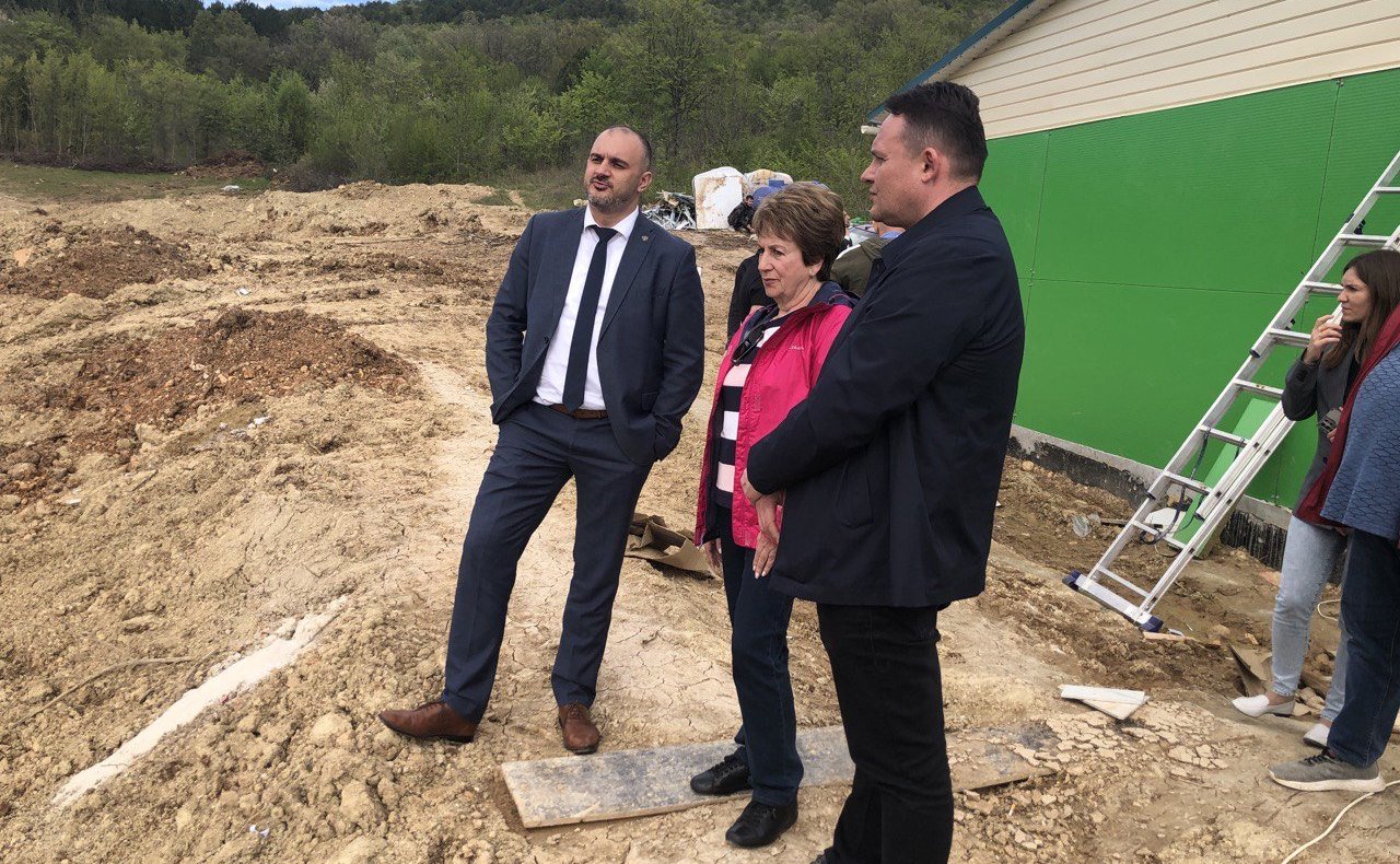 Екатерина Алтабаева в рамках работы в регионе проверила ход строительства трех новых корпусов детского оздоровительного лагеря «Горный»