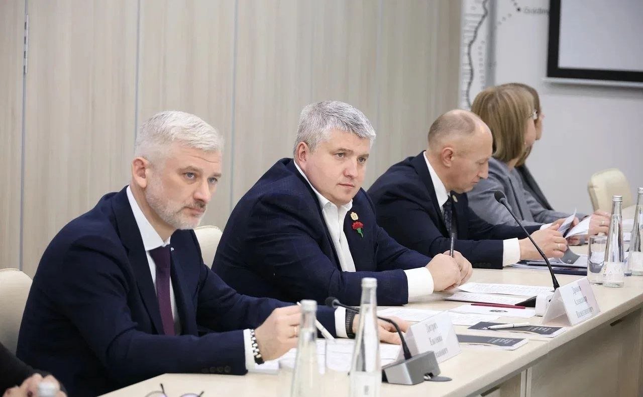 Евгений Дитрих совместно с губернатором Новгородской области Александром Дроновым и статс-секретарём – заместителем генерального директора Корпорации МСП Натальей Коротченковой провёл встречу с представителями малого и среднего предпринимательства