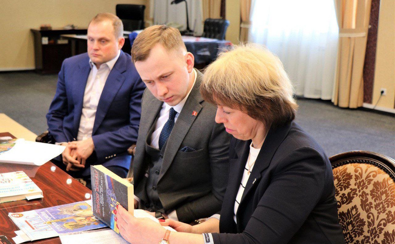 Дмитрий Василенко провел совещание с представителями органов законодательной власти Ленинградской области, местного самоуправления, экспертами, посвященное анализу литературы, привезенной из освобожденных городов на территории Украины