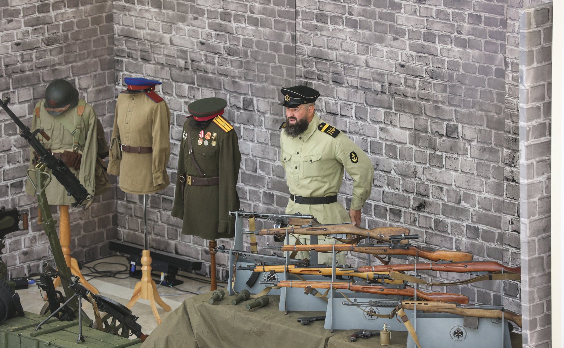 Юрий Воробьев и Дмитрий Василенко открыли в Совете Федерации выставку «Невыученные уроки истории. Связь времен. Пропаганда ненависти»