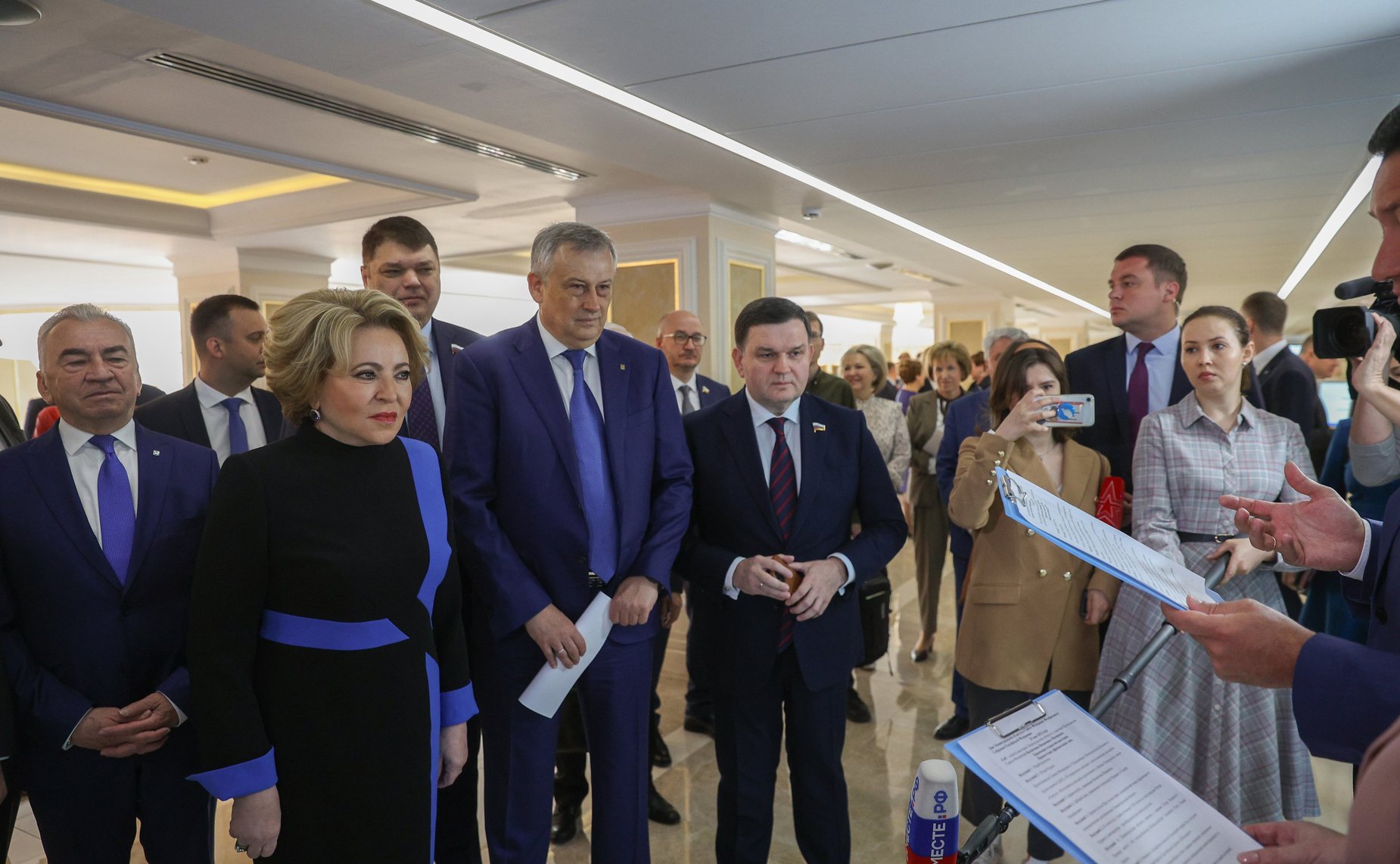 Председатель Совета Федерации и губернатор Ленинградской области осмотрели развернутую в верхней палате выставку, посвященную достижениям региона и ключевым инвестиционным проектам в сфере промышленности и АПК, транспорта, грузоперевозок, экологии, туризм