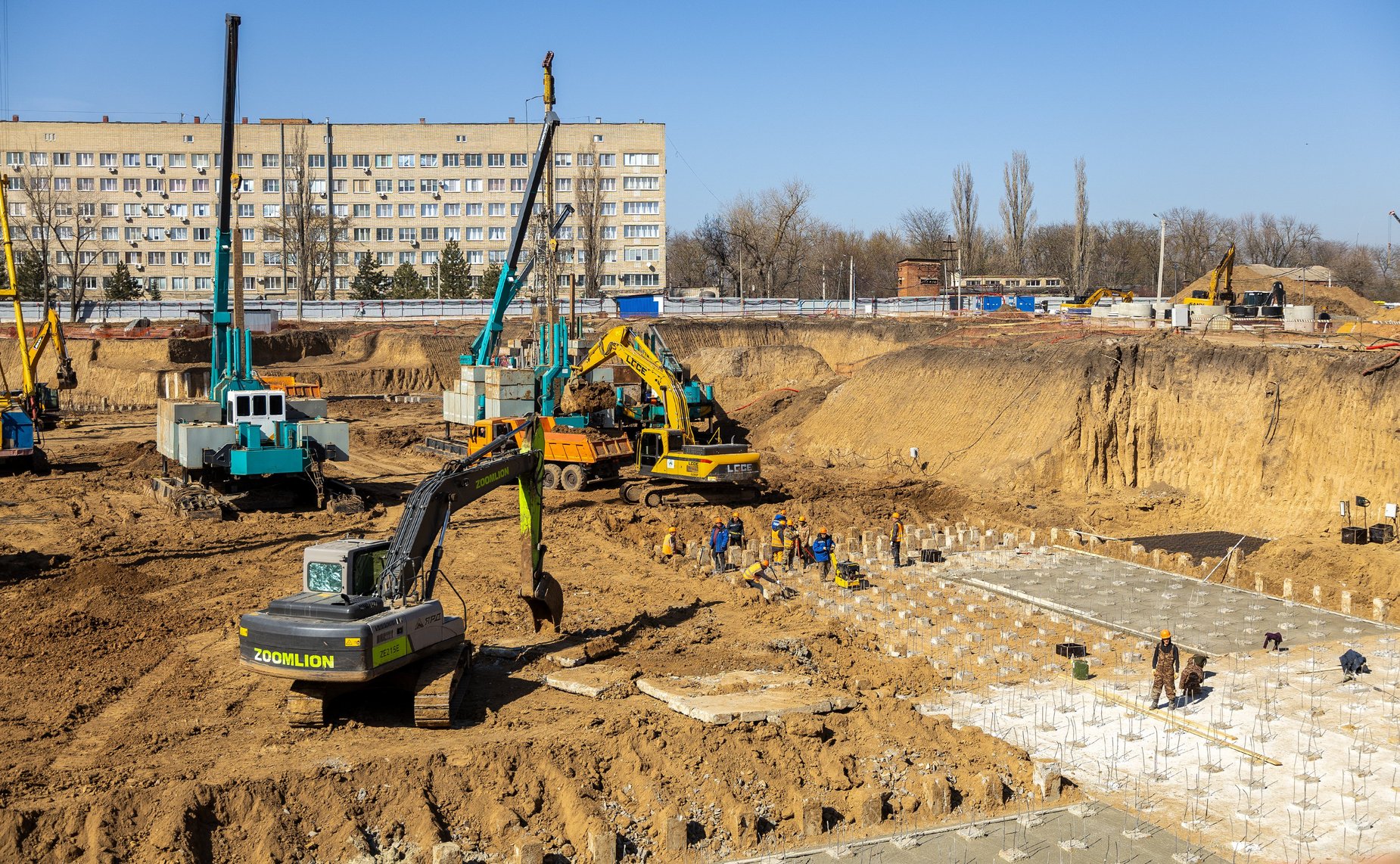 Первый заместитель Председателя СФ Андрей Яцкин в рамках поездки в регион осмотрел ход реконструкция очистных сооружений и строительства Городской больницы скорой медицинской помощи