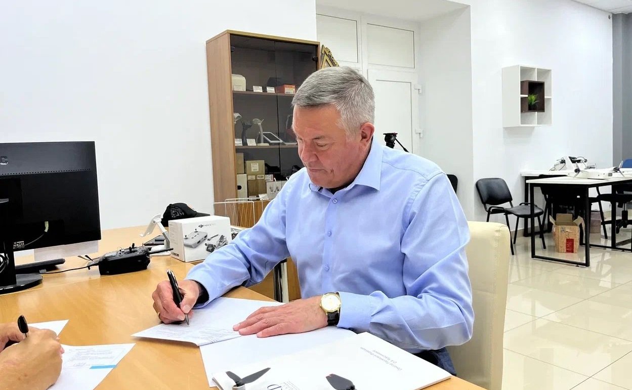 Олег Кувшинников принял решение получить профессию оператора БПЛА, подписал договор о допобразовании с сертифицированным учебным центром Вологды