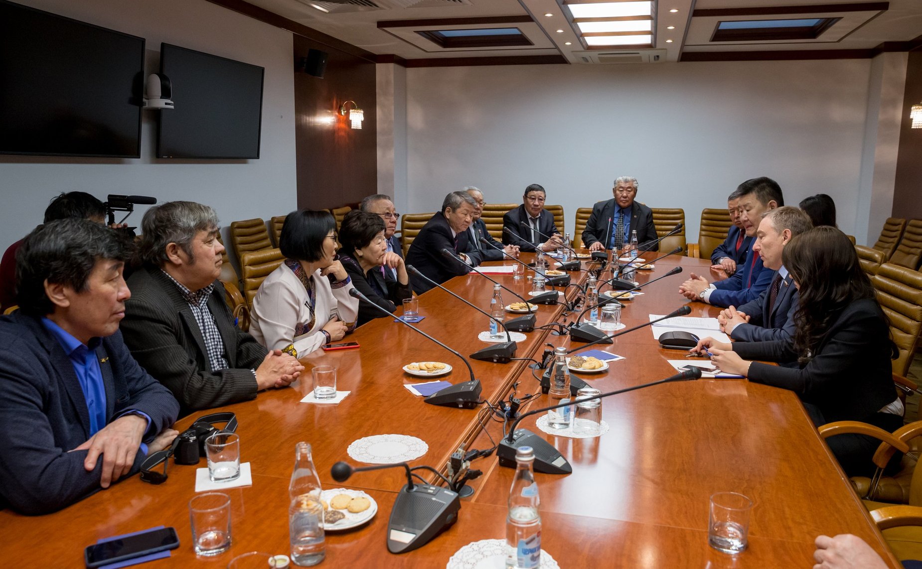 Встреча А. Варфоломеева и В. Мархаева с делегацией Республики Бурятия