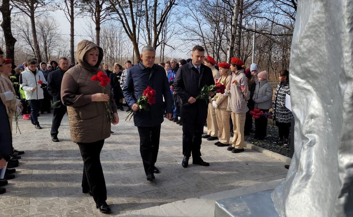 Юрий Валяев принял участие в торжественном открытии отреставрированного памятника воинам-землякам, погибшим в годы Великой Отечественной войны в селе Красивое Еврейской автономной области