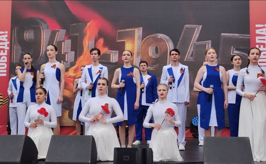 Александр Ролик во Владивостоке, в кампусе Дальневосточного федерального университета принял участие в патриотической акции «Международный Вальс Победы»