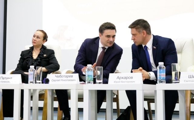 С приветственной речью на IV Форуме «Психология питания» выступил сенатор РФ Юрий Архаров