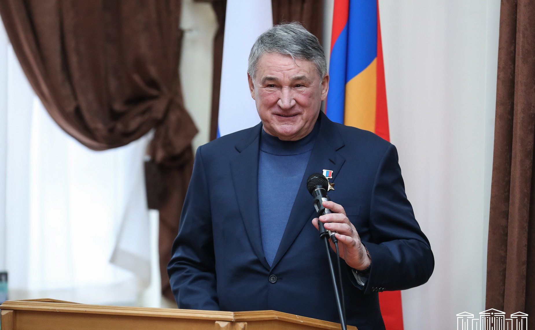 Российская делегация во главе с заместителем Председателя Совета Федерации Юрием Воробьевым передала более 1,5 тысяч учебников для трех армянских школ с обучением на русском языке