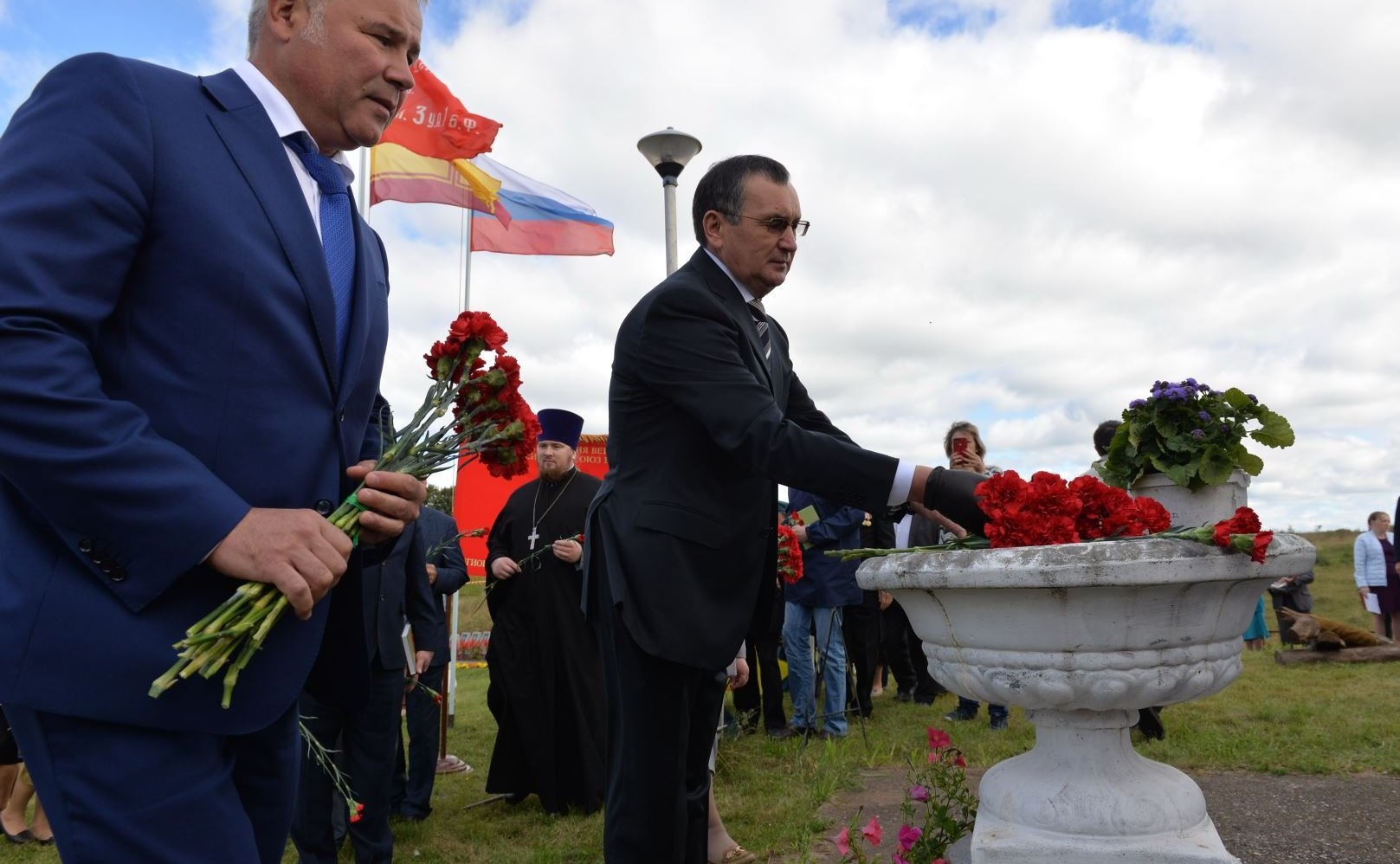 Н. Федоров в рамках рабочей поездки в Чебоксарском районе Чувашии посетил мемориал «Память» и пообщался с педагогами и учениками Толиковской средней общеобразовательной школы