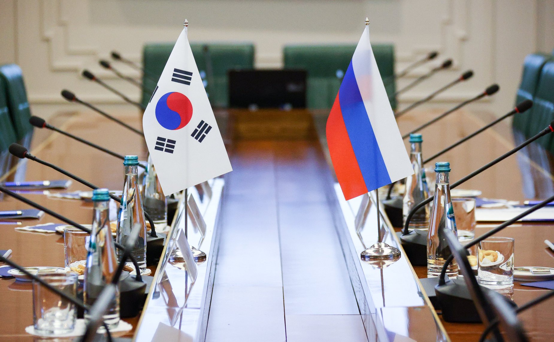 Встреча председателя Комитета Совета Федерации по международным делам Григория Карасина с Чрезвычайным и Полномочным Послом Республики Корея в Российской Федерации