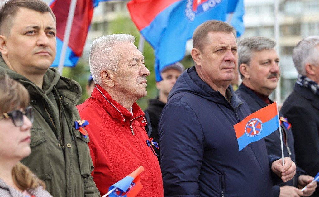 Николай Семисотов принял участие в первомайской демонстрации, которая состоялась в центре города-героя Волгограда