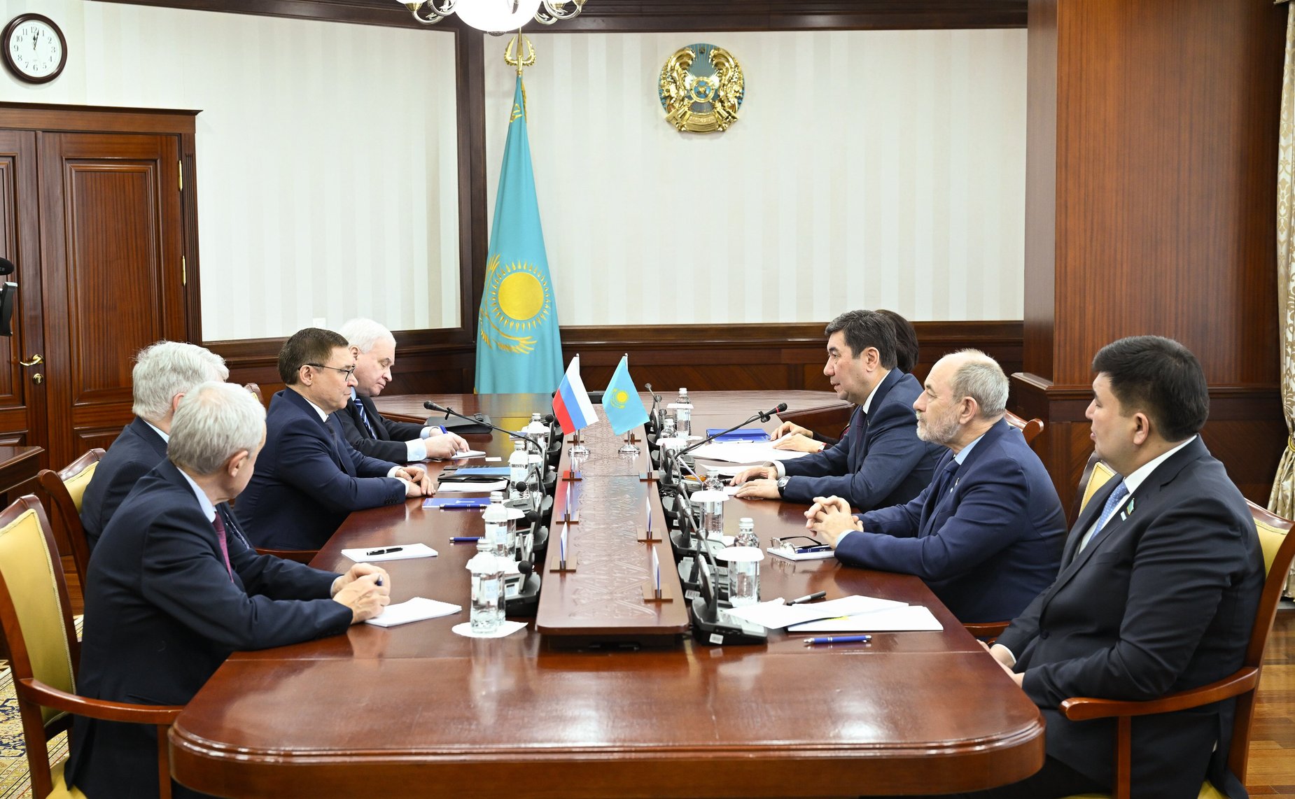 Встреча первого заместителя Председателя Совета Федерации Владимира Якушева с Председателем Мажилиса Парламента Республики Казахстан Ерланом Кошановым