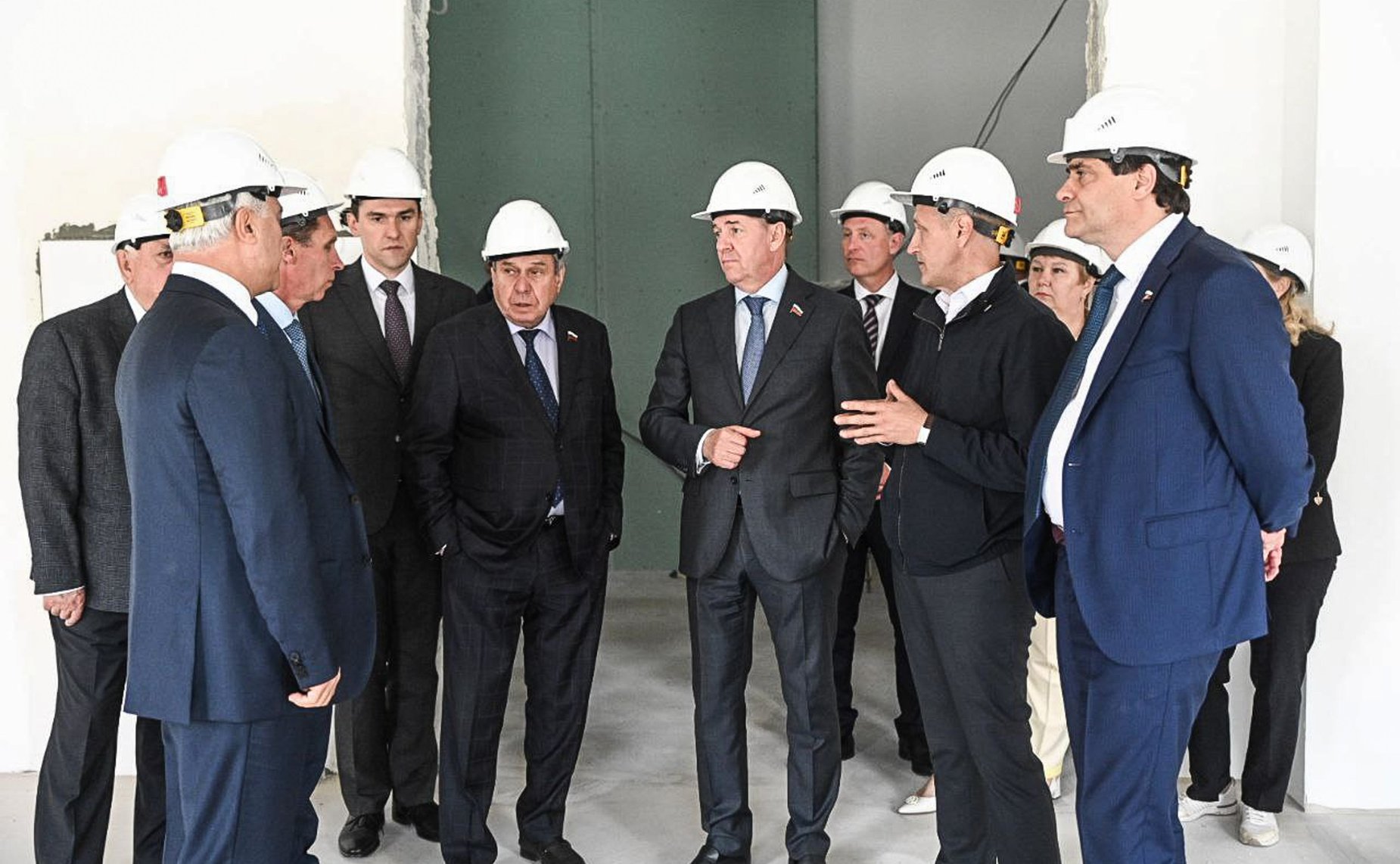 Сенаторы РФ осмотрели площадку строительства школы в поселке Московский Тюменского муниципального района