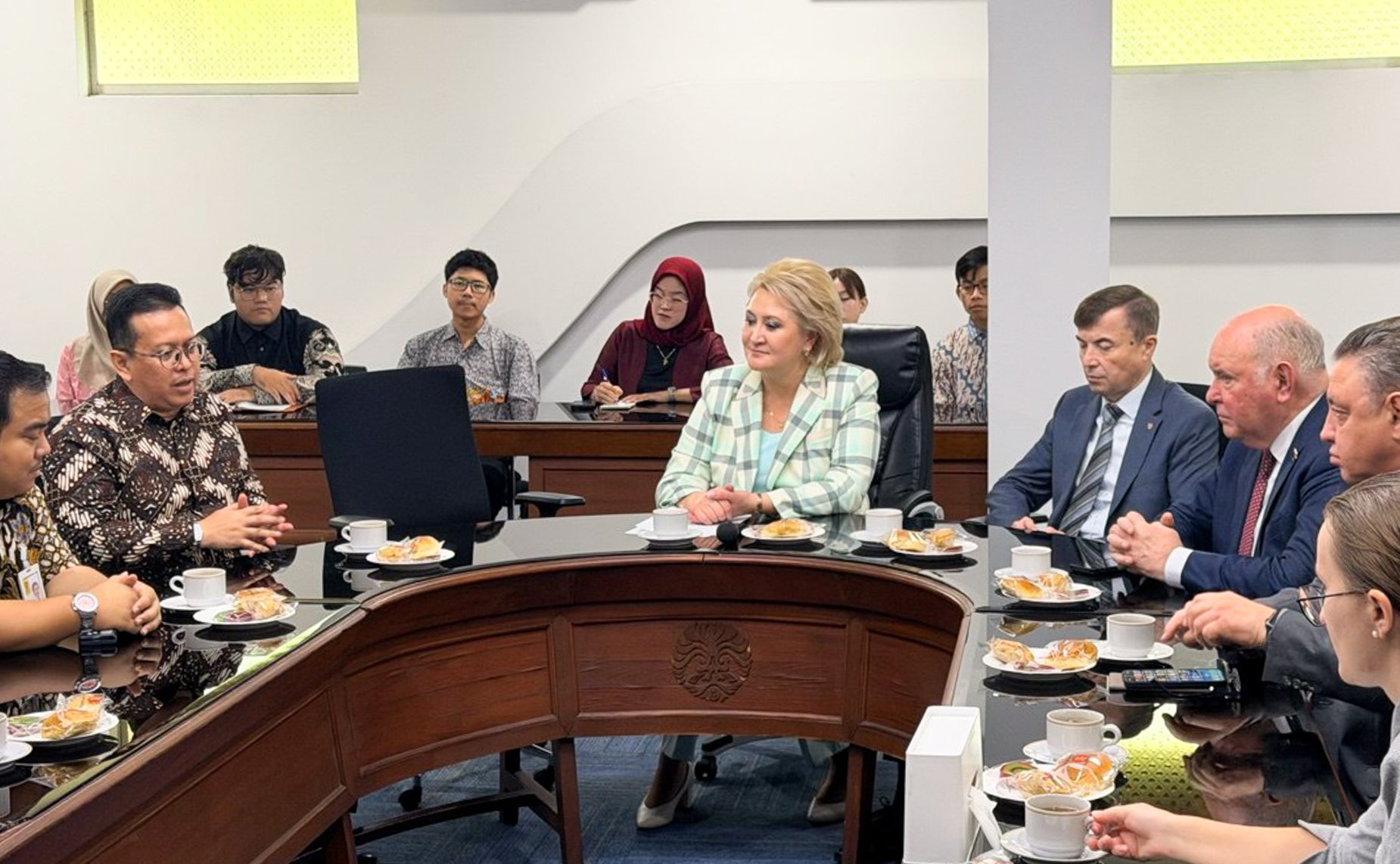 Делегация Совета Федерации посетила Университет Индонезии в Джакарте и провела встречу с руководством учебного заведения и со студентами, изучающими русский язык