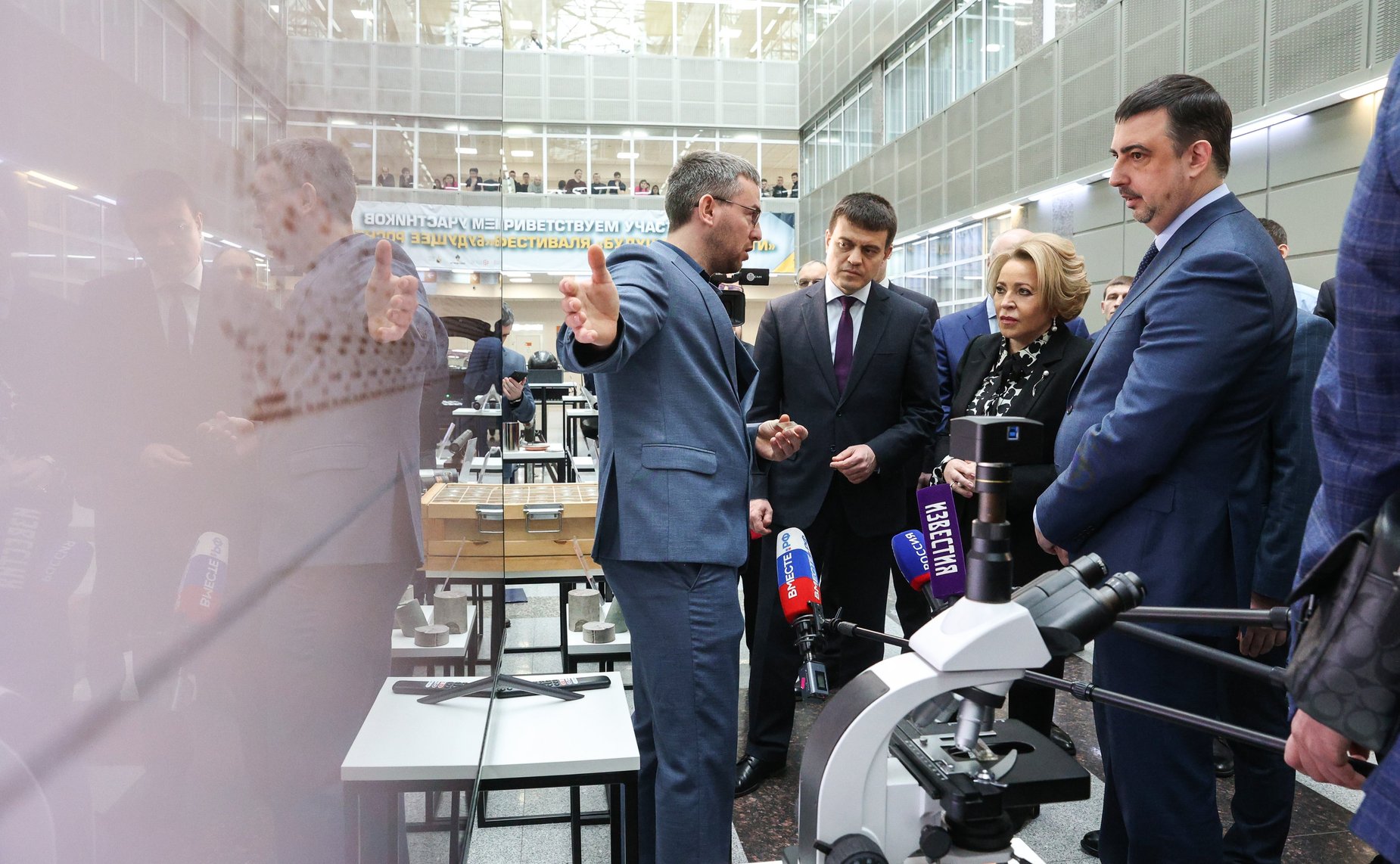 Валентина Матвиенко вместе с губернатором региона Михаилом Котюковым посетила подразделения Сибирского федерального университета