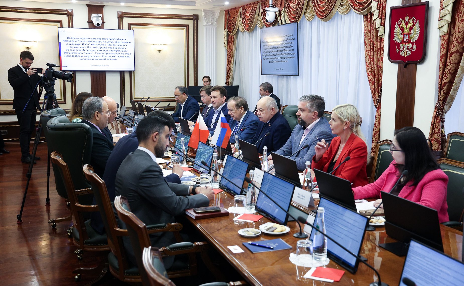 Ильяс Умаханов провел встречу с Чрезвычайным и Полномочным Послом Королевства Бахрейн в РФ Ахмедом Абдулрахманом Махмудом Аль-Саати и Главой Представительства Лиги арабских государств в России Валидом Хамидом Шилтагом