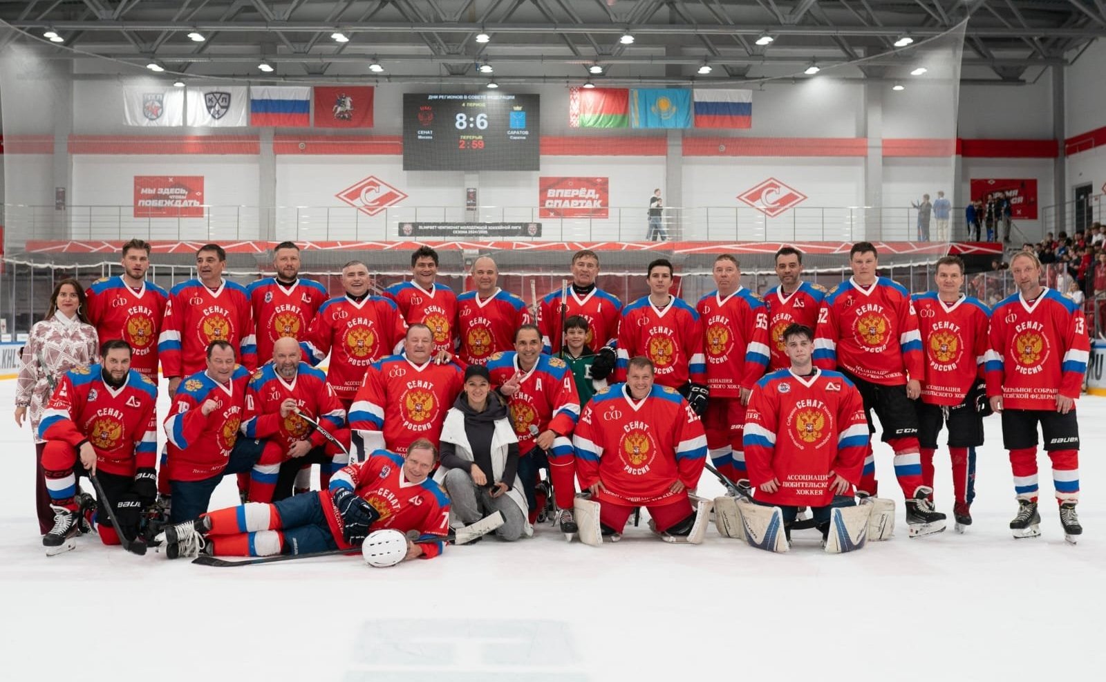 Сенаторы и представители правительства Саратовской области сразились на хоккейной площадке