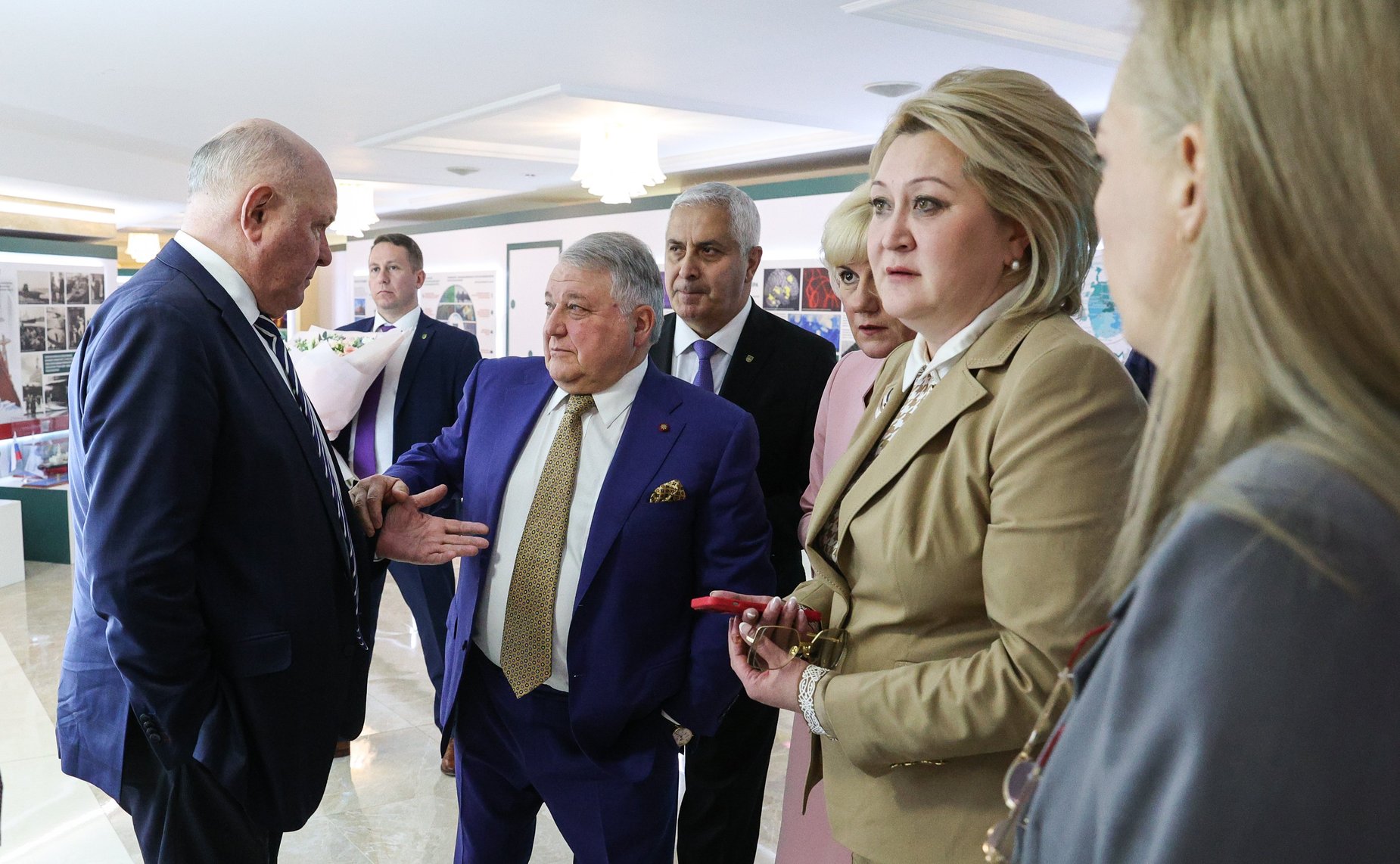 Валентина Матвиенко и президент НИЦ «Курчатовский институт» Михаил Ковальчук открыли выставку «Курчатовский институт – 80 лет для страны и мира»