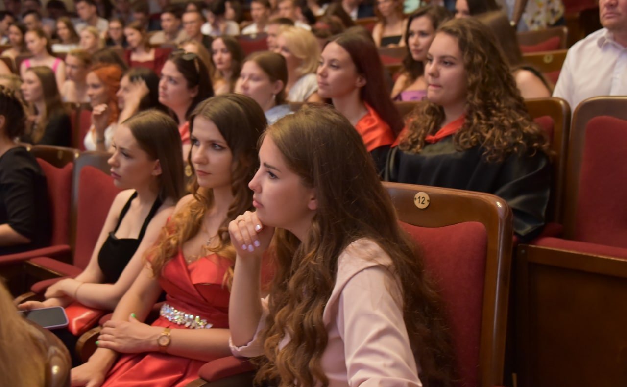 В Севастопольском академическом русском драматическом театре имени А. В. Луначарского чествовали лучших выпускников Севастопольского государственного университета – студентов, окончивших ВУЗ с отличием