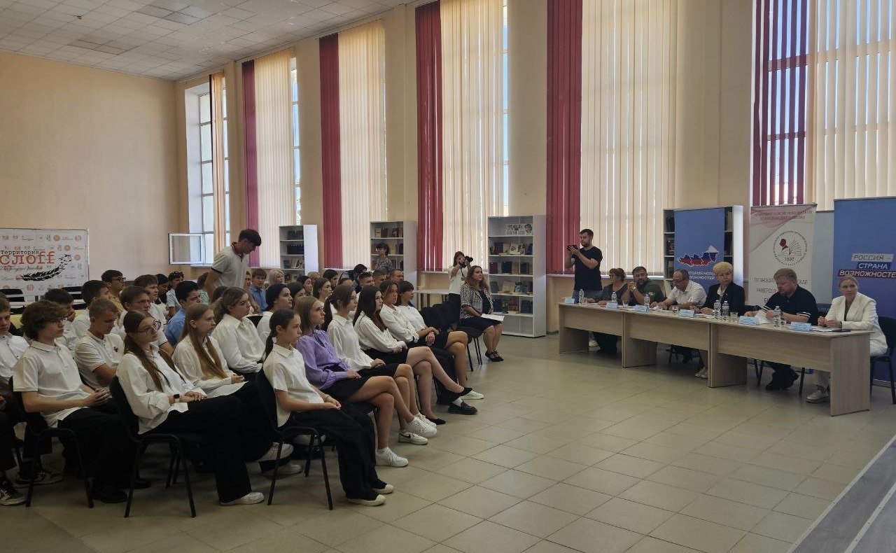 Ольга Бас в ходе поездки в регион приняла участие во встрече со старшеклассниками, где представители проекта «Россия ‒ страна возможностей» подготовили обсуждение на тему «Беслан: никогда снова»