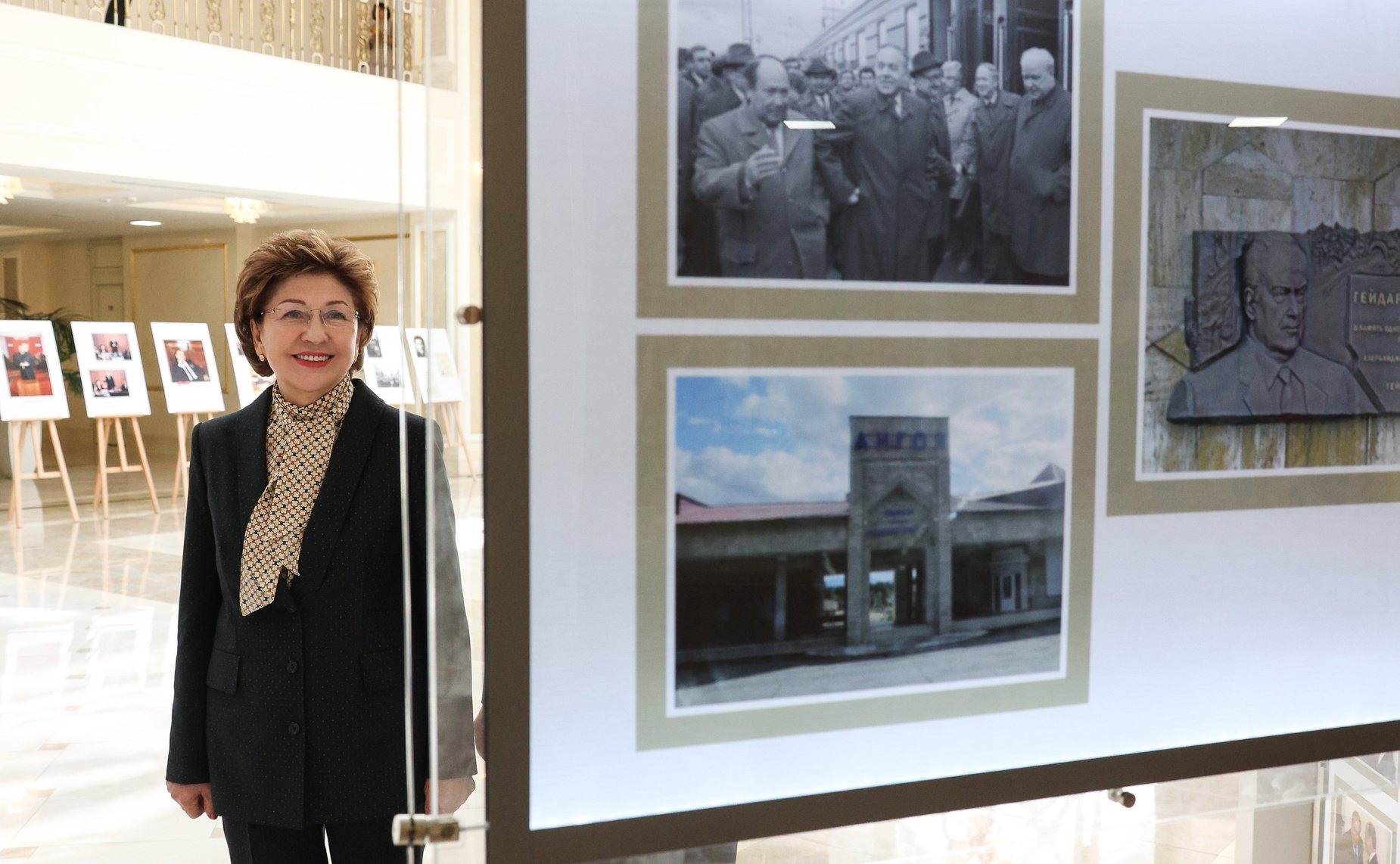 Валентина Матвиенко и Председатель Милли Меджлиса Азербайджанской Республики Сагиба Гафарова открыли в верхней палате российского парламента фотовыставку «В России часть моей души…», посвященную 100-летию со дня рождения Гейдара Алиева