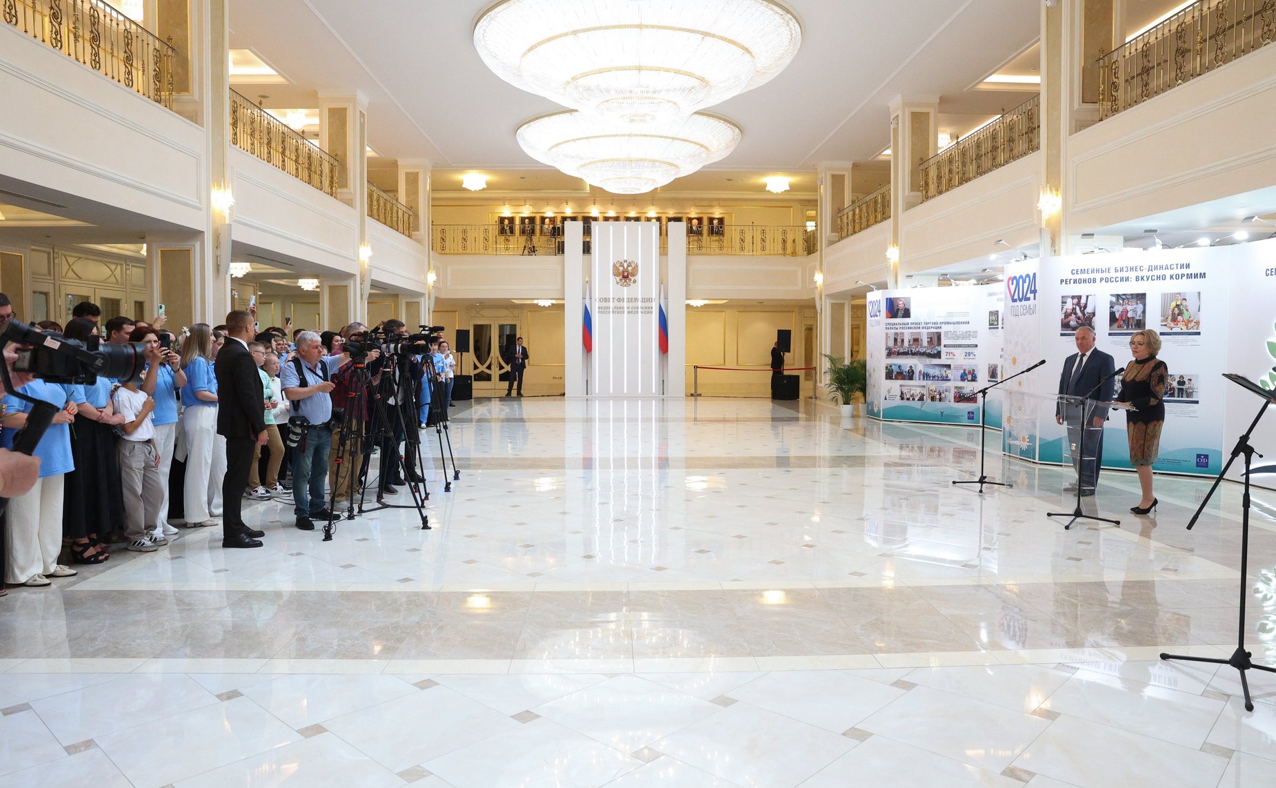 Председатель СФ Валентина Матвиенко приняла участие в торжественной церемонии открытия фотовыставки «Семейные бизнес-династии регионов России»