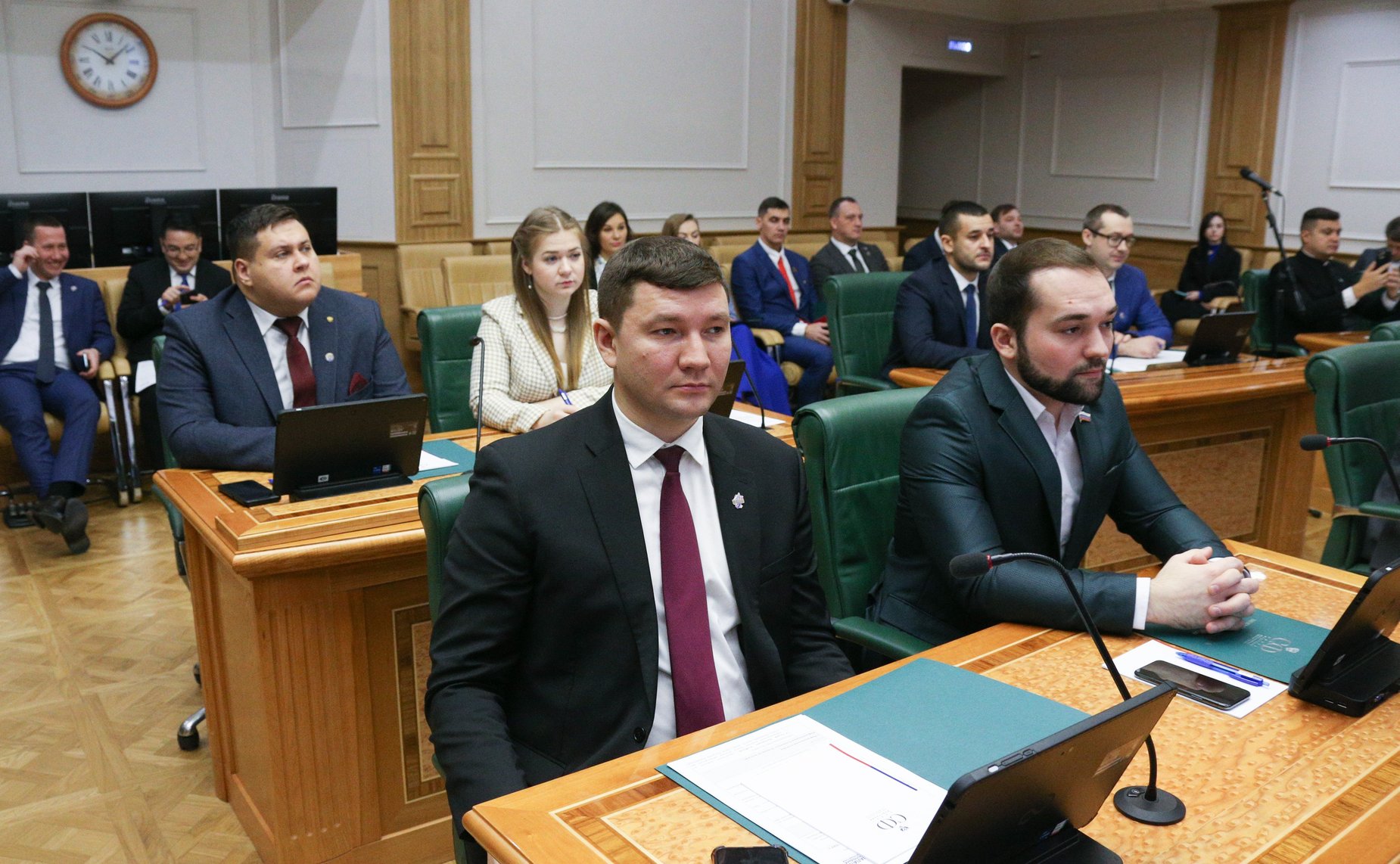 Первый заместитель председателя Комитета СФ по социальной политике Александр Варфоломеев провел встречу молодых парламентариев на тему «Время созидать. Молодежь как основа нового мира»