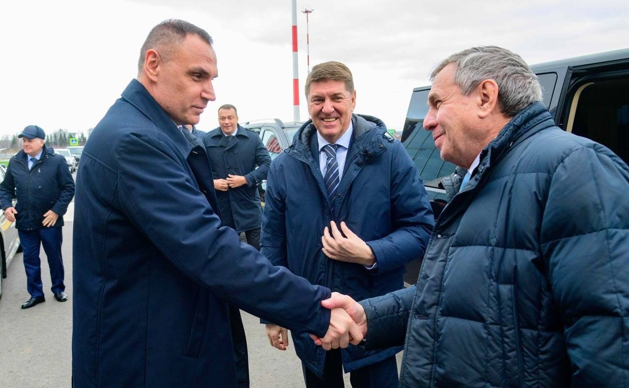 В рамках рабочей поездки сенаторы РФ совместно с главой Республики Марий Эл Юрием Зайцевым посетили в Йошкар-Оле аэропортовый комплекс города, универсальный крытый легкоатлетический манеж «Арена Марий Эл», учебный корпус Училища Олимпийского резерва