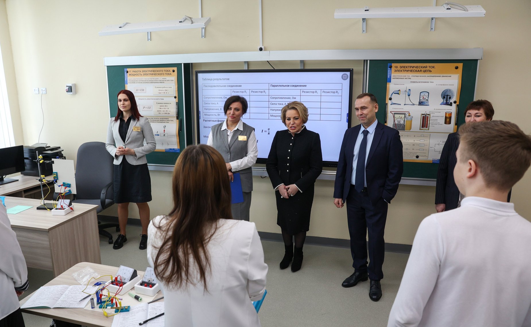 В ходе рабочей поездки в Курганскую область Председатель Совета Федерации Валентина Матвиенко посетила среднюю общеобразовательную школу №52 города Кургана